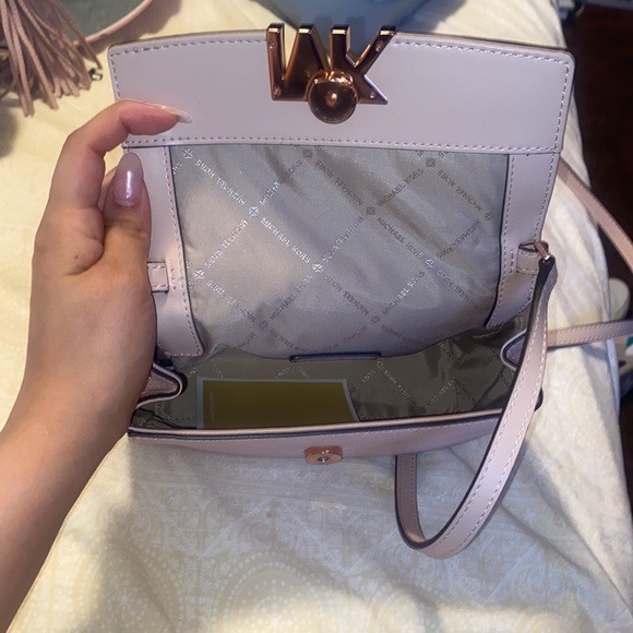 MICHAEL KORS~ CROSSBODY Leather LIGHT PINK with adjustable strap~ - Picture 2 of 5